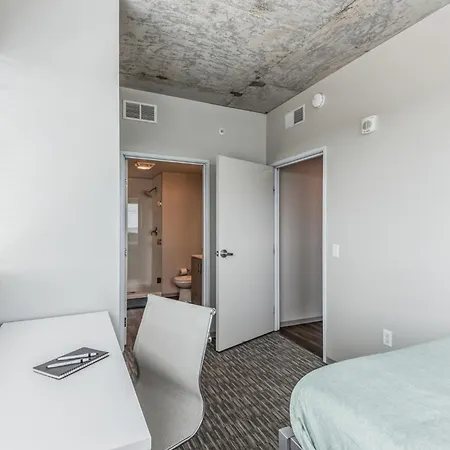 Stylish 3Br Urban Retreat With Downtown Views And Pool Apartment